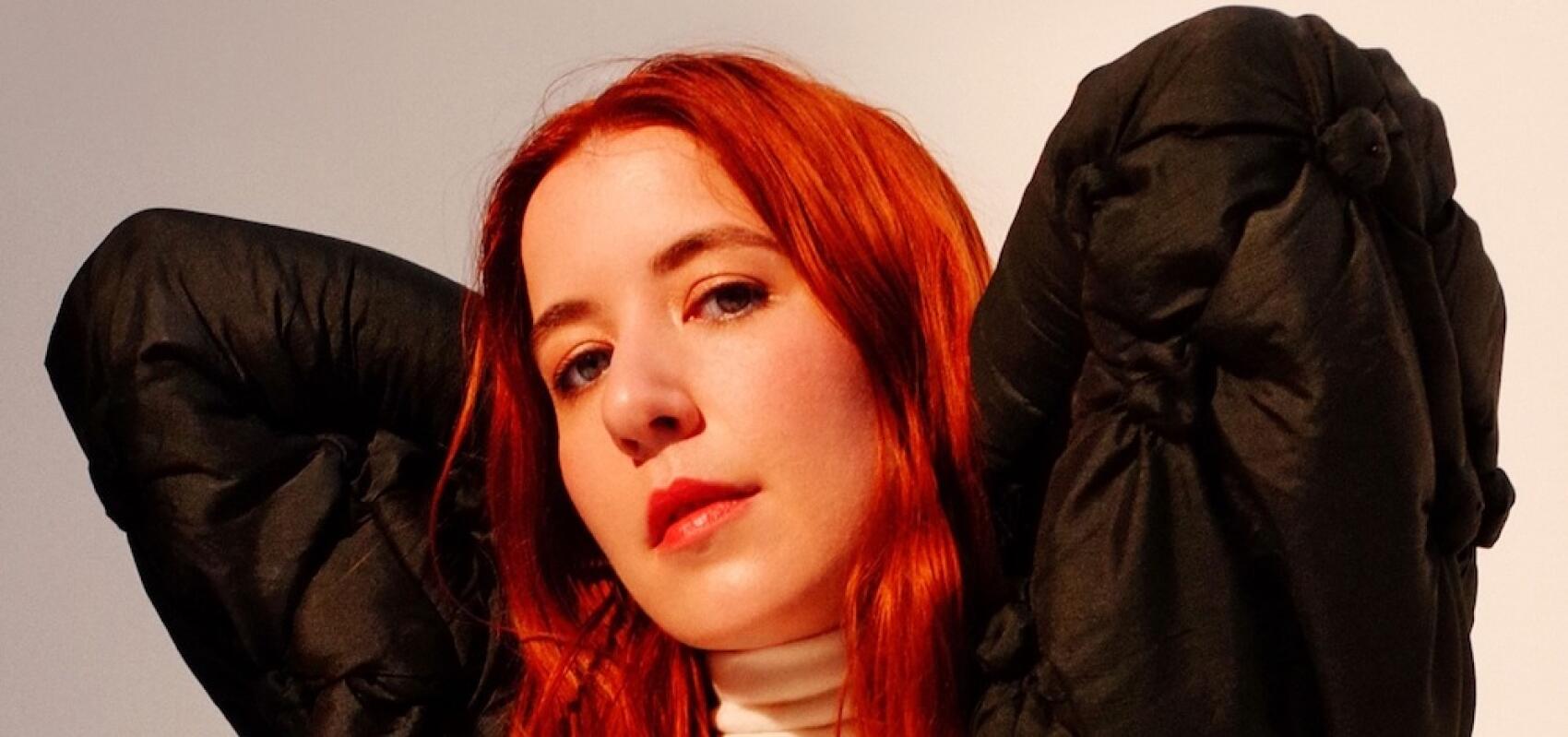 Austra escalade une montagne avec une chorale d'enfants sur son nouvel album