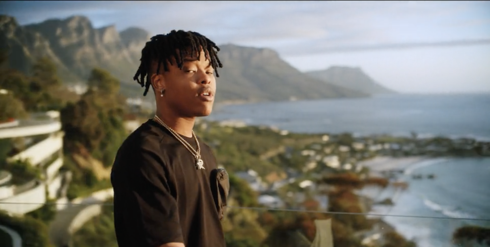 Le rappeur sud-africain Nasty C fait appel à Ari Lennox sur "Black & White"