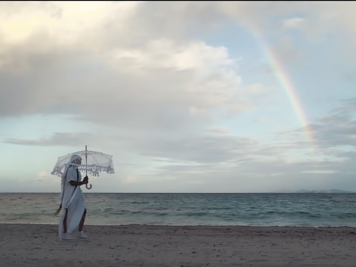 La chanteuse dominicaine Navy pare un classique soul de couleurs caribéennes