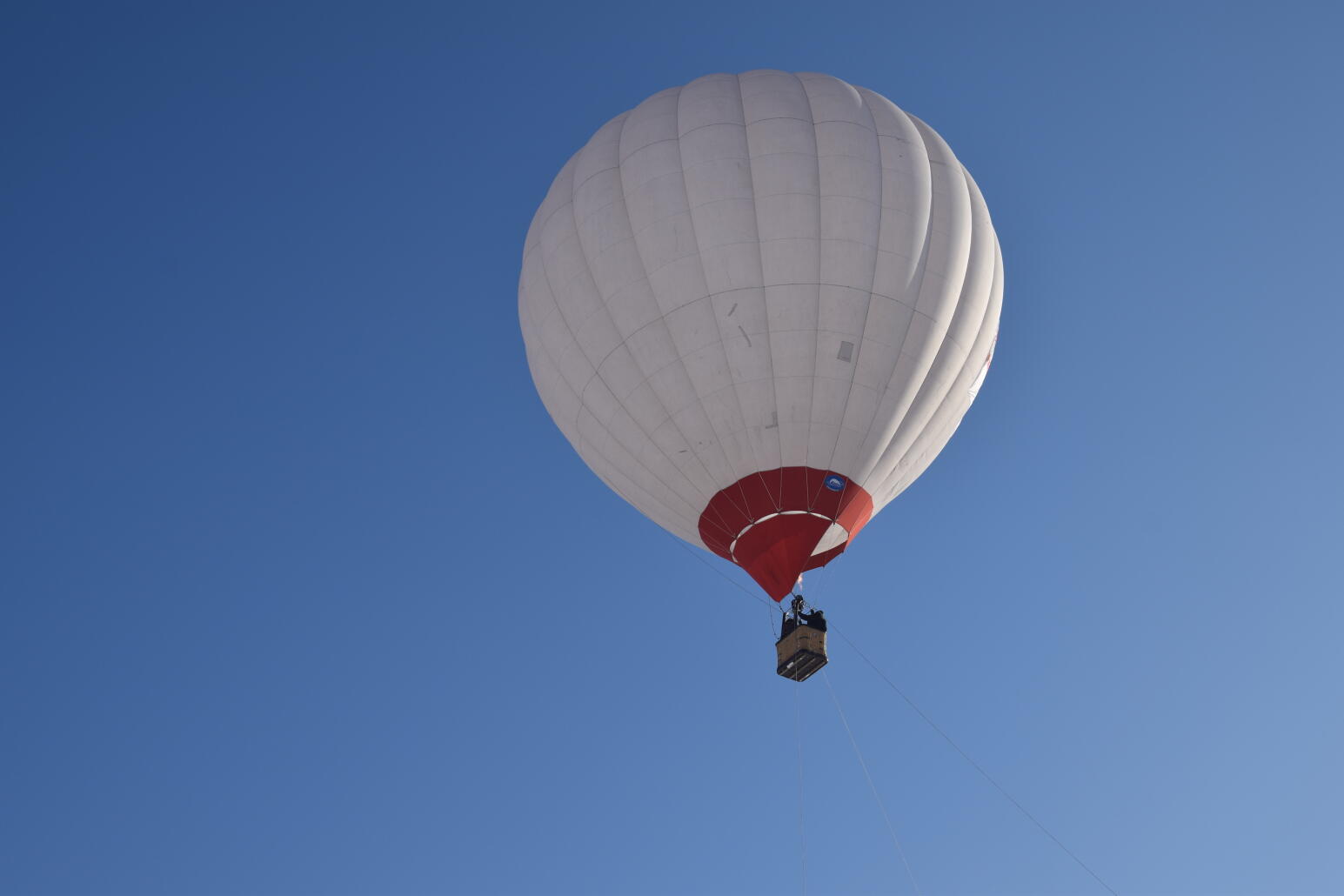 Il se tient debout sur une montgolfière pour le Téléthon