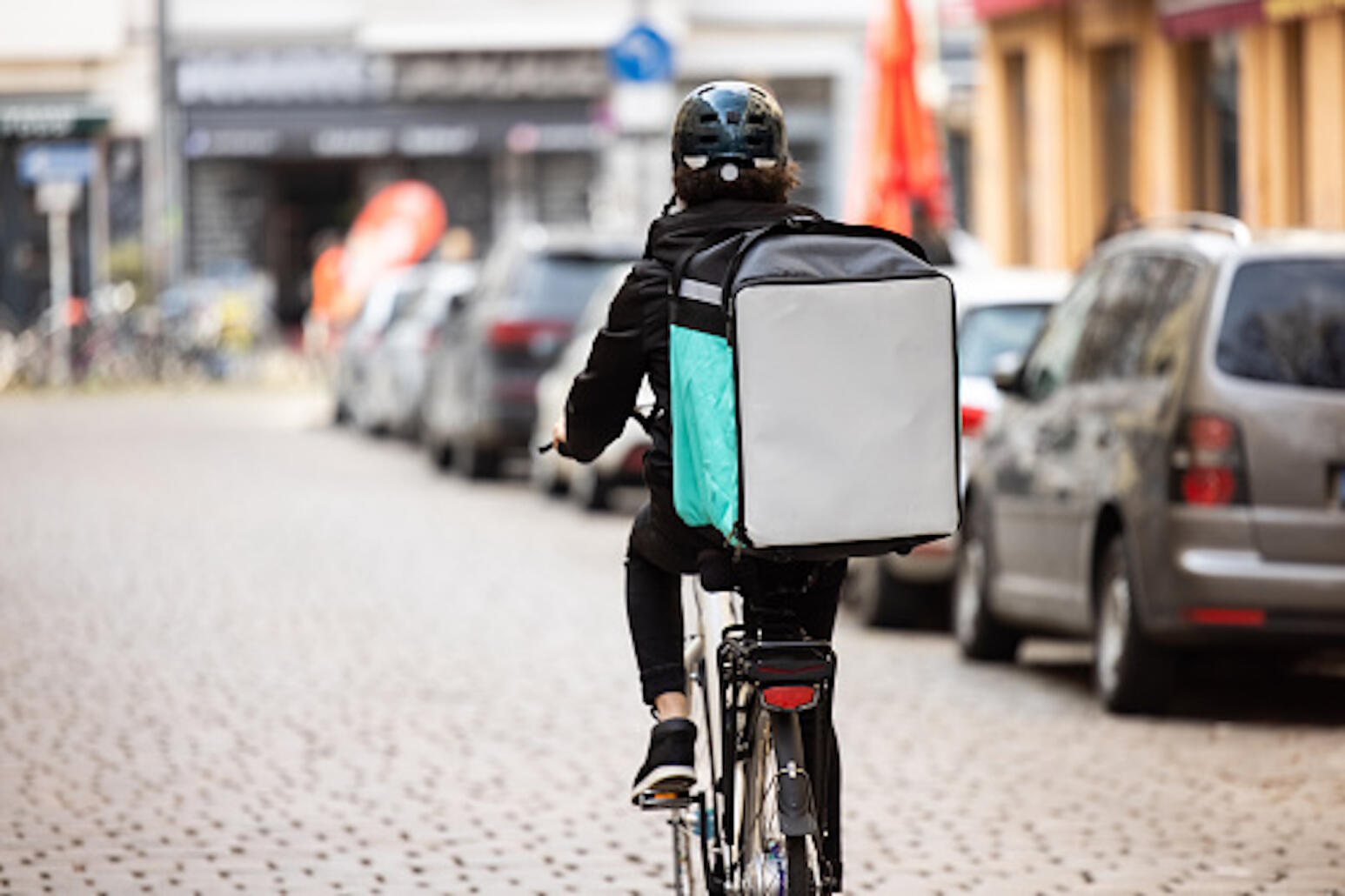 Chauffeurs VTC, livreurs ou livreuses à domicile, bientôt salariés ?