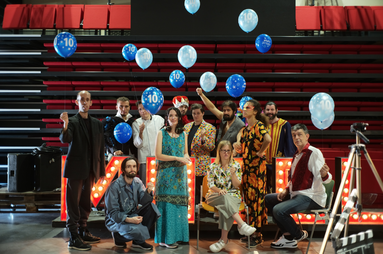 La troupe de La Bulle Bleue avec les costumes de tous les spectacles créés. Photo Laure VASCONI