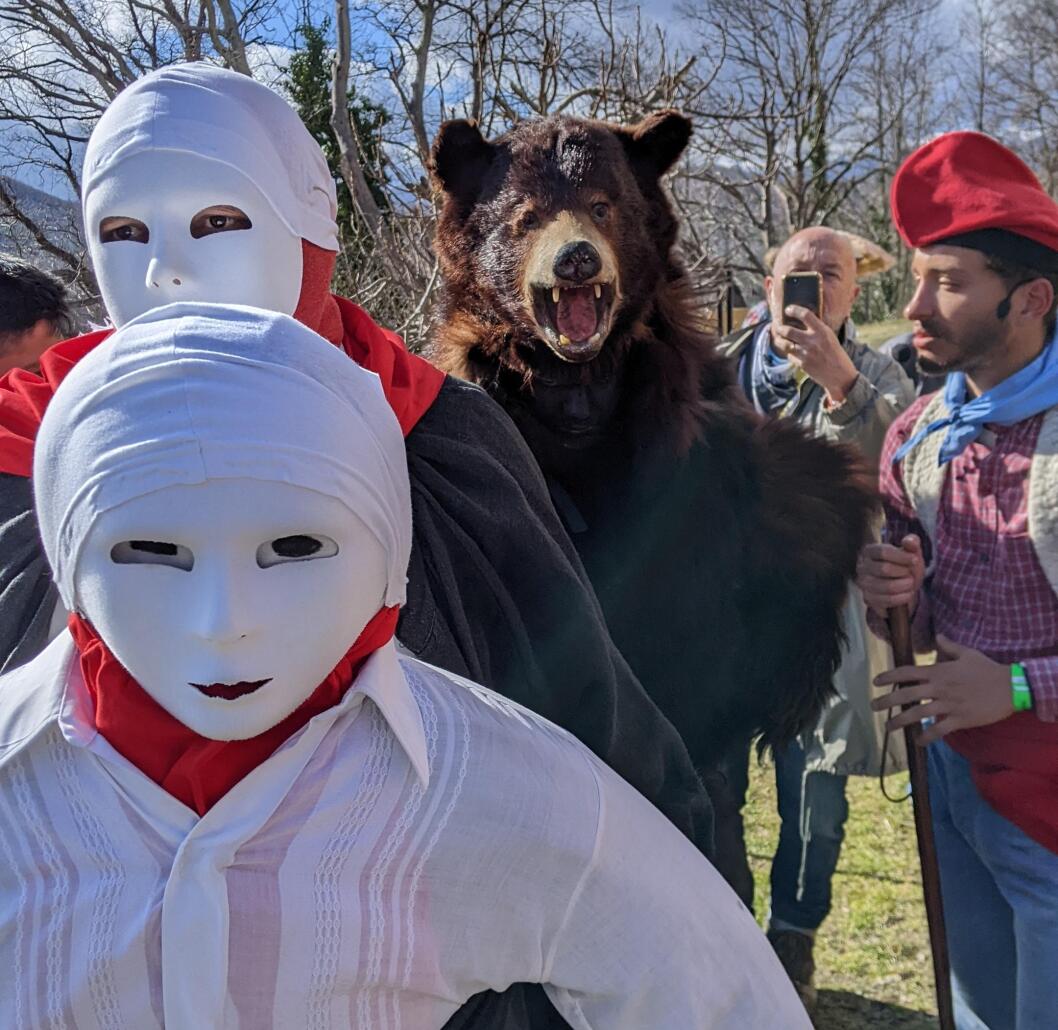 « Les Fêtes de l'Ours sont liées à des rites de fertilité aux origines païennes » (Robert Bosch)