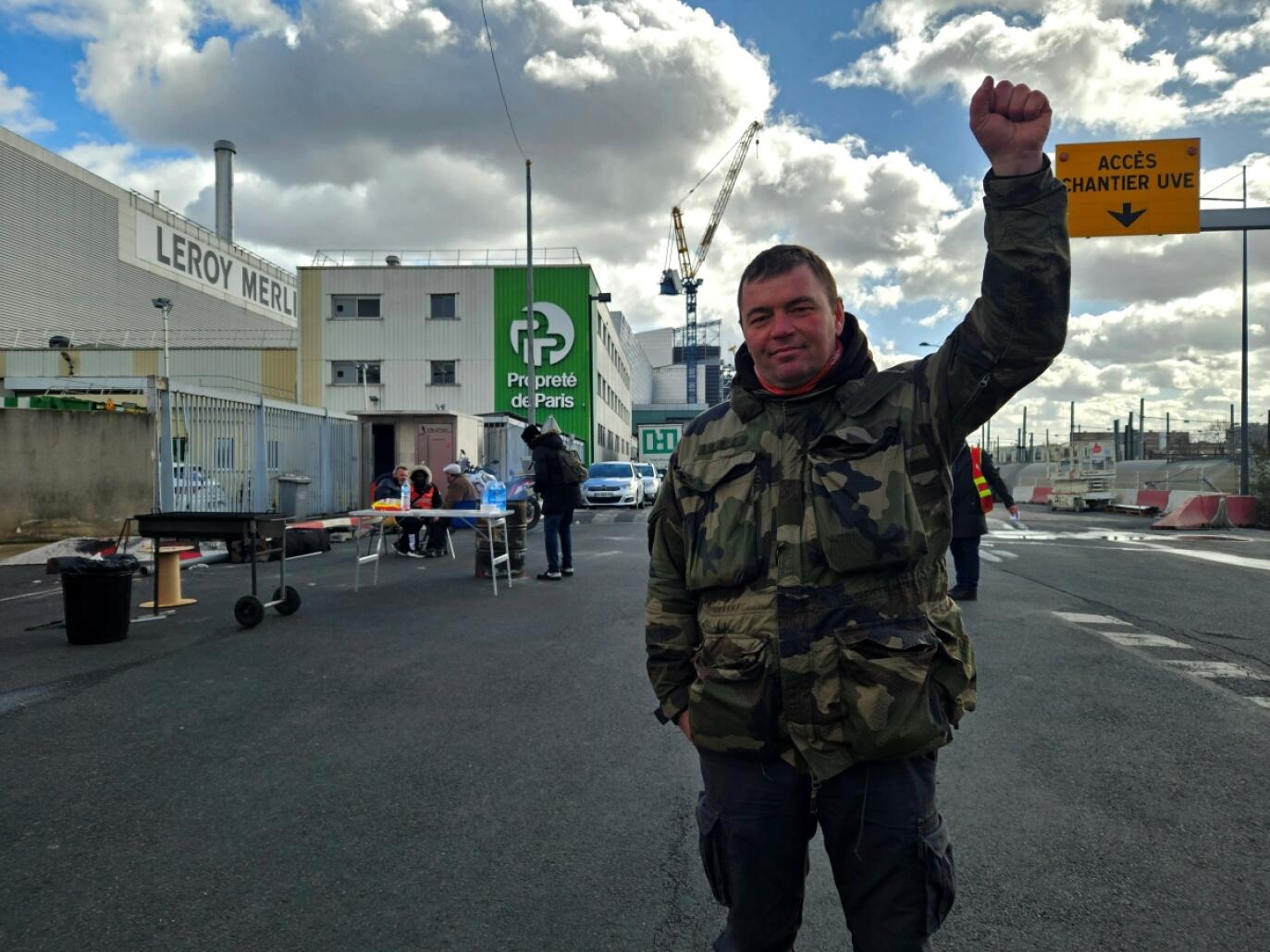 Devant l'incinérateur d'Ivry-sur-Seine, éboueurs et égoutiers font grève pour dire non à la réforme des retraites