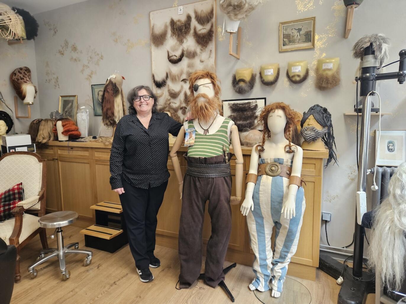 Guilaine, perruquier de cinéma, organise une expo dans son atelier...