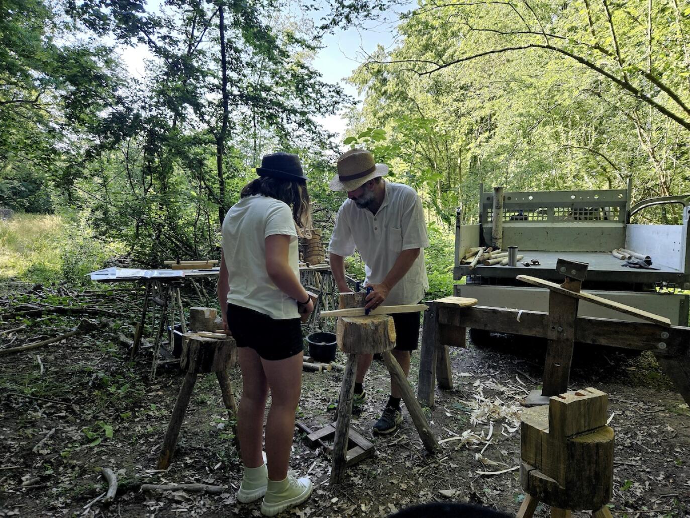 Sculpter des épées en bois en pleine forêt pour redécouvrir la nature