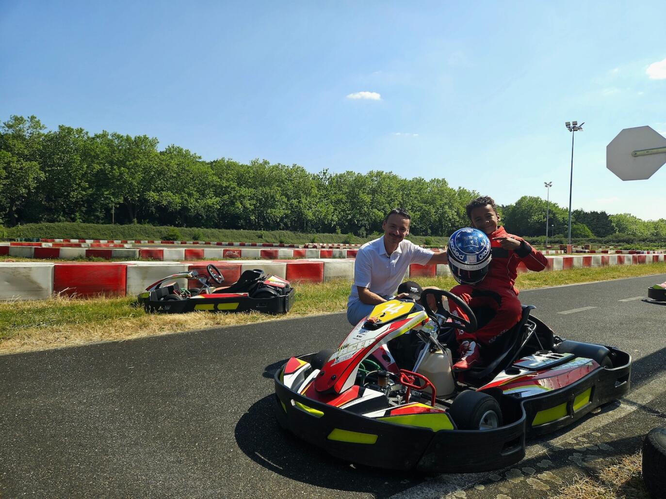 Amine est une mini-star de karting à à peine 8 ans