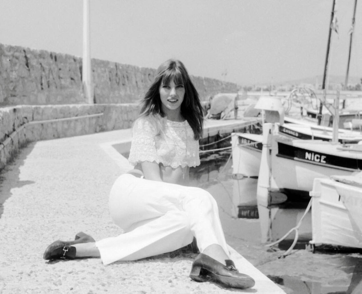 La chanteuse et actrice britannique Jane Birkin pose pour son mari Serge Gainsbourg au mois de mai 1969 sur le port de Nice. (Photo by UPI / AFP)