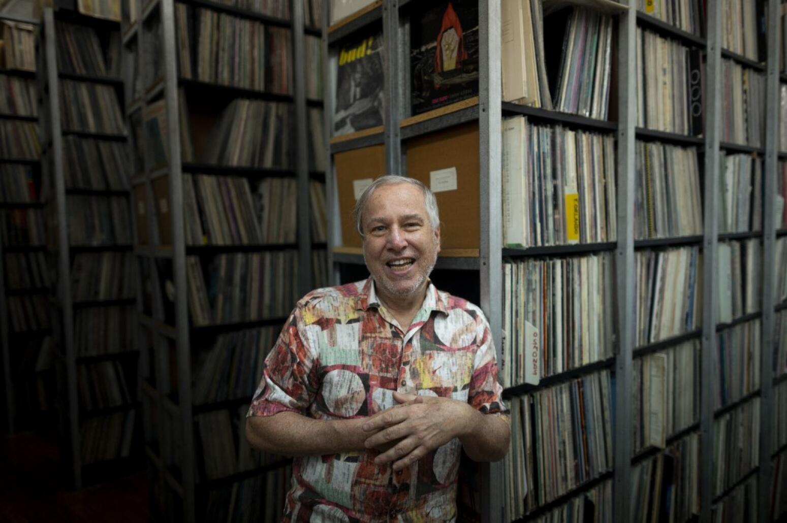 Image : B. George, co-fondateur et directeur de l'ARCHive of Contemporary Music pose pour un portrait devant sa collection le 29 juillet 2019 à New York. L'ARCHive, fondée en 1985 par George et David Wheeler, est une bibliothèque et des archives musicales à but non lucratif basées à New York / Johannes EISELE / AFP