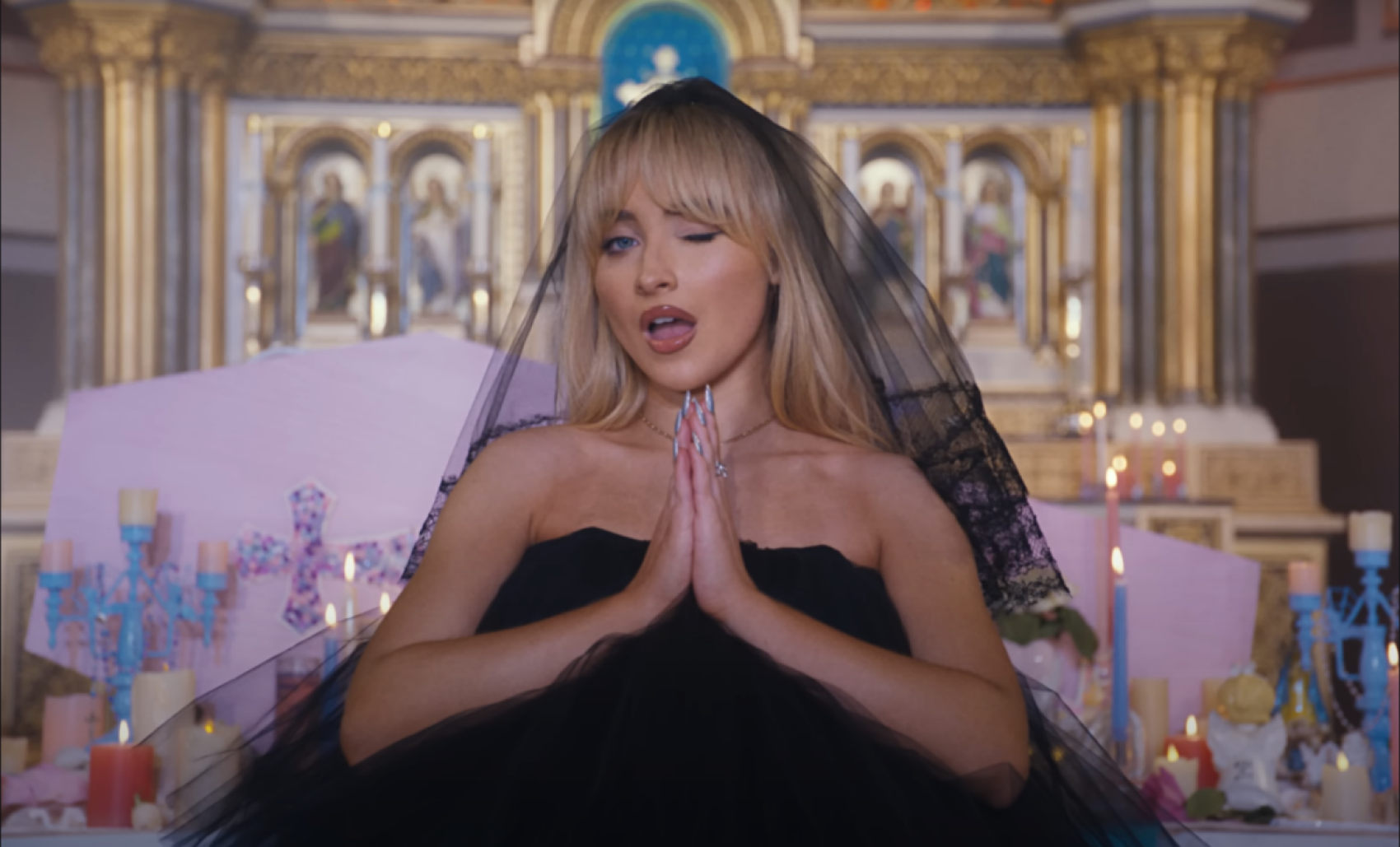 Sabrina Carpenter à l'église, ça plait pas à l'Église